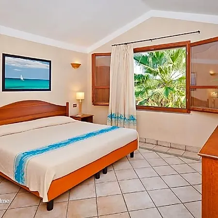 Fantastico Baia De Bahas One Bedroom Four Sleeps Child Num0883 Lejlighed Marinella (Sardinia)